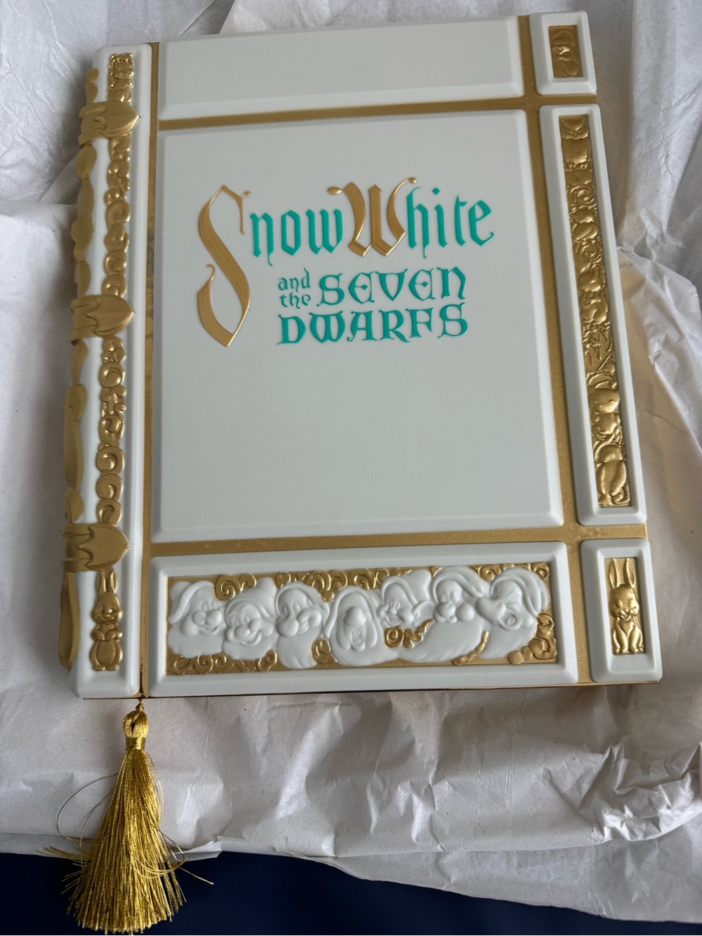 New Disney Snow White and the Seven Dwarfs Story Book Sculpture Journal